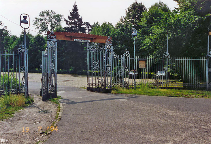 05 Swierklaniec - park, brama obok USC
